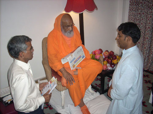 Pujya Swamiji talking with Shri. Ramesh Shinde, HJS & Shri. Shivaji Vatkar, HJS