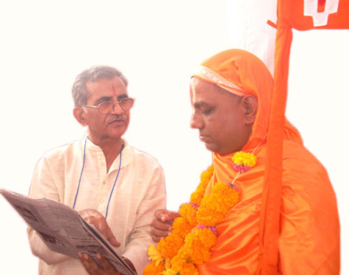 Jagatguru Narendra Maharaj with Shri. Shivaji Vatkar, HJS