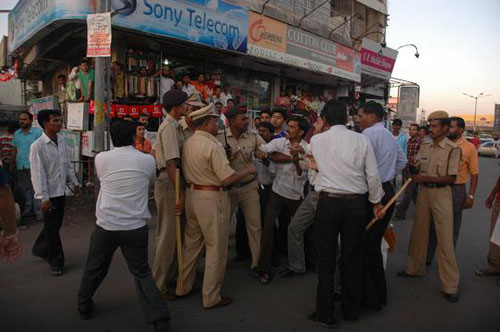 Police beating RSS activist - Photo 1