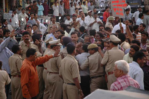 Police beating RSS activist - Photo 2
