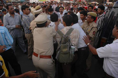 Police beating RSS activist - Photo 3