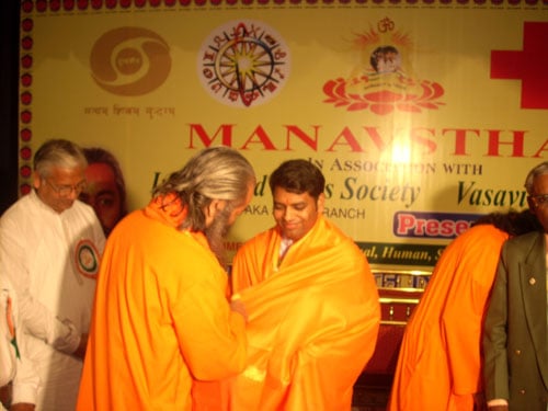 H.H. Pilot Baba felicitating Shri. Ramesh Shinde, HJS spokesperson