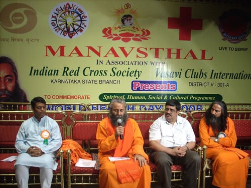Shri. Ramesh Shinde, H.H. Pilot Baba, Shri. Sanjay Veersingh (Registrar Banglore University) & Swami