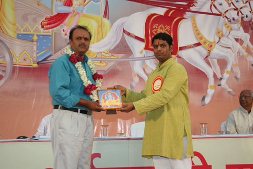 Felicitation of Shri. Dwaipayan Warkhedkar, a devout Hindu from Pandharpur