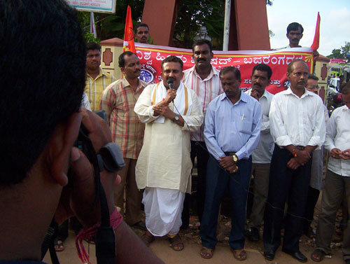 VHP leader Shri. Raghavendra Acharya addressing the gathering VHP leader Shri. Raghavendra Acharya addressing the gathering