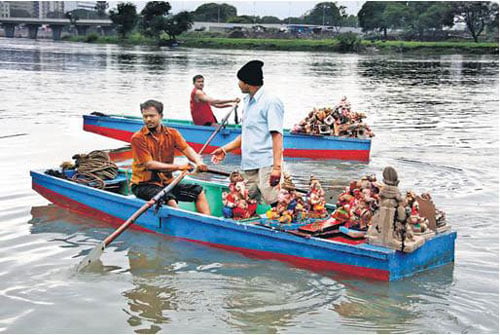 Devout Hindus immersing Ganesh Idols thrown away by PMC employees