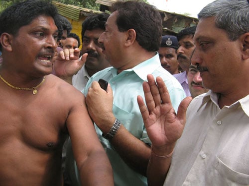 Agitators showing mark of lathicharge to Shri. Parrikar, BJP