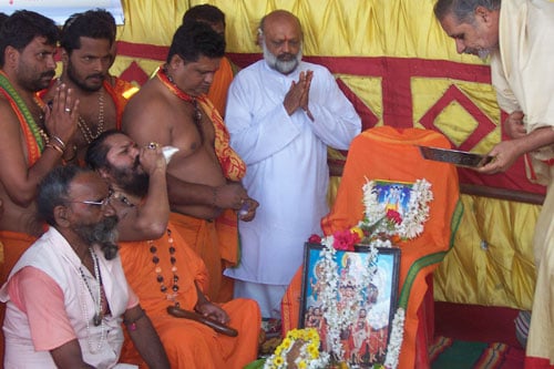 Hindus performing rituals at Dattapeetha - 2