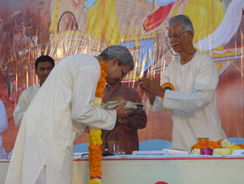 Shri. Virendra Marathe, Administrator, Daily Sanatan Prabhat felicitated by Shri.Prabhugaonkar