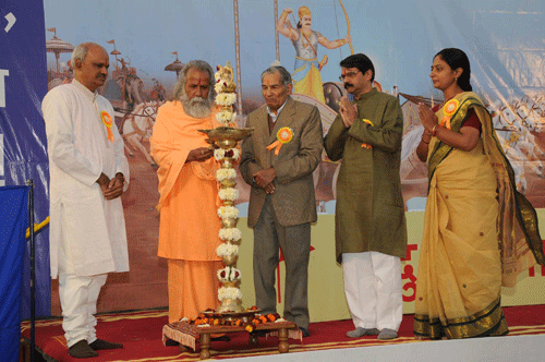 Pujaniya Swami Bhakti Swarupanand Maharaj lighting the lamp