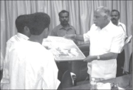 HJS members presenting Krishna - Arjun image to Karnataka CM Dr. Yediyurappa