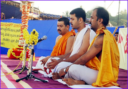 Vedmurtis reciting Ved Mantras at the beginning of Dharmajagruti Sabha