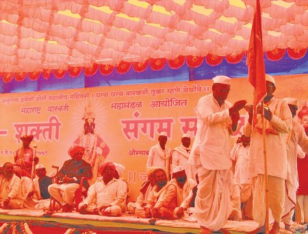 Haribhaktiparayan Prakash Maharaj Javanjal doing Dhvajapujan