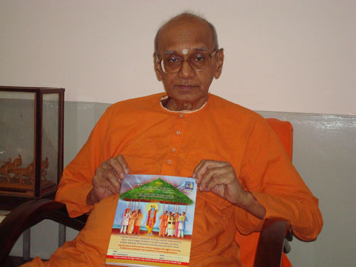Swami Harshanandji Maharaj holding Sanatan Note Book