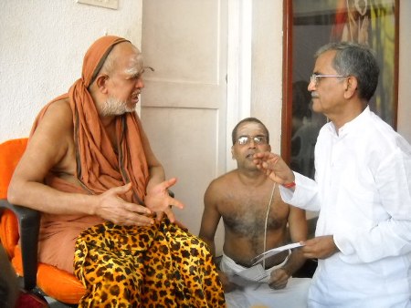 HJS's Shri. Shivaji Vatkat with Jagatguru Shankaracharya Shri. Jayendra Saraswati