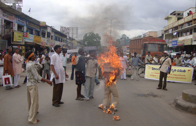 HJS protestors burning effigy of NCERT