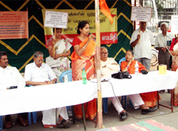Mrs. Uma Ravichandran, HJS addressing devout Hindus