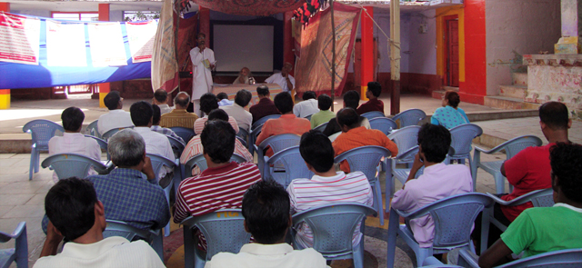 Mr. Chetan Janardan of HJS addressing Hindus