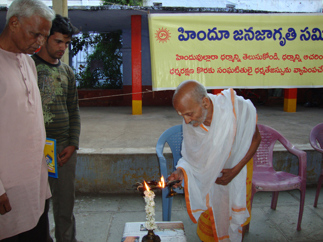 Pujya Dinkar Maharaj inaugurating Dharmashikshan Classes