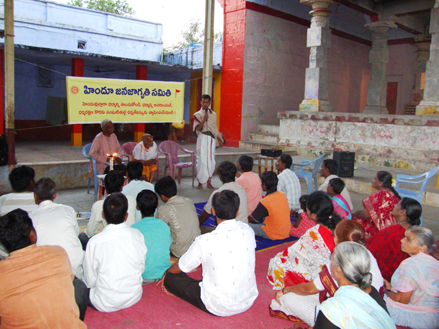 Mr. Pranav Sharma of HJS conducting Dharmashikshan Class