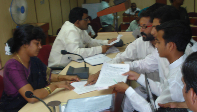 HJS members & Pro-Hindus handing over memorandum to District Collector