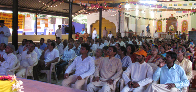 Devout Hindus present for the Dharmajagruti Sabha