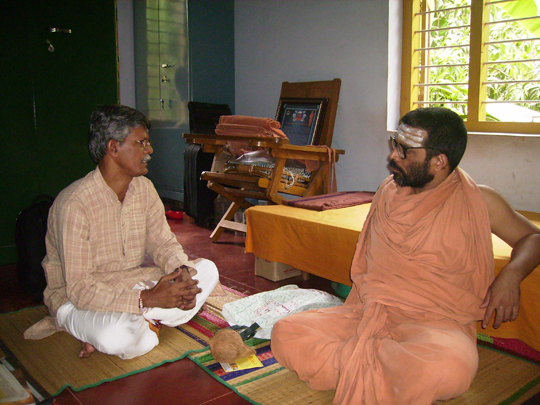 Mr. Rajan Shinde of HJS detailing to Swami Chidanandapuriji about HJS activities