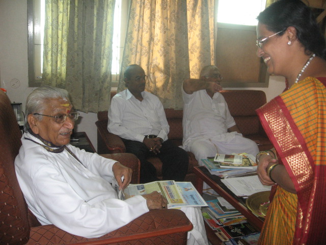 Mrs. Rupa Shetti explaining Mr. Ashok Singhal about HJS activities in Chennai