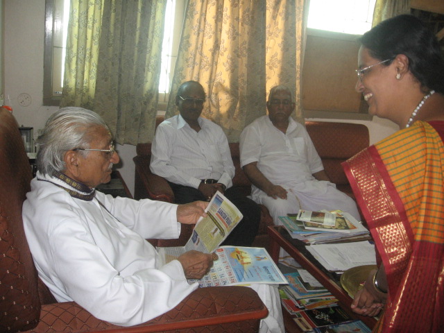 Mrs. Rupa Shetti expaining about Sanatan Alamanc and Sanatan Prabhat