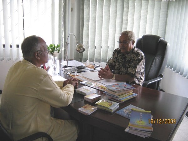 Mr. Manohar Raut of HJS (at left ) discussing with Mr. Chaudhari, former PM of Fiji (at right)