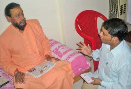 Mr. Ramesh Shinde explaining about HJS activities to Mahant Devanand Saraswati Maharaj