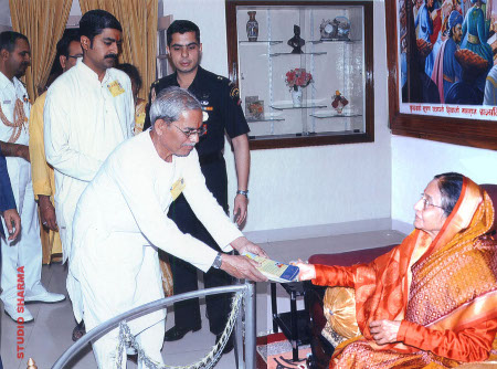 Mr. Ratnakar Marathe presenting books by Sanatan Sanstha to President Mrs. Pratibha tai Patil Mr. Ratnakar Marathe presenting books by Sanatan Sanstha to President Mrs. Pratibha tai Patil