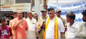 Mr. Pramod Mutalik speaking during Agitation at Gadag