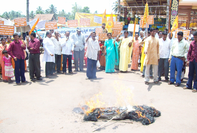 Hindus burnt effigy of Congress Government trying to ban Sanatan Sanstha Hindus burnt effigy of Congress Government trying to ban Sanatan Sanstha