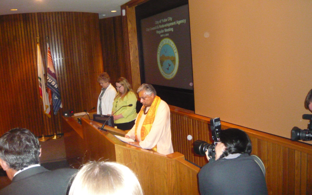 Mr. Rajan Zed reciting Sanskrit mantras in Yuba City Council