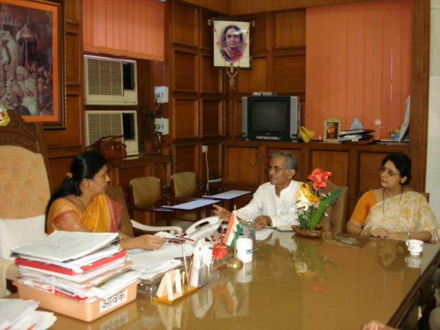 HJS members discussing with Mrs. Shraddha Jadhav, Mayor of Mumbai