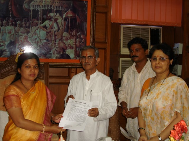 HJS members submitting HJS' pamphlet regarding Ganeshotsav to Mayor of Mumabi
