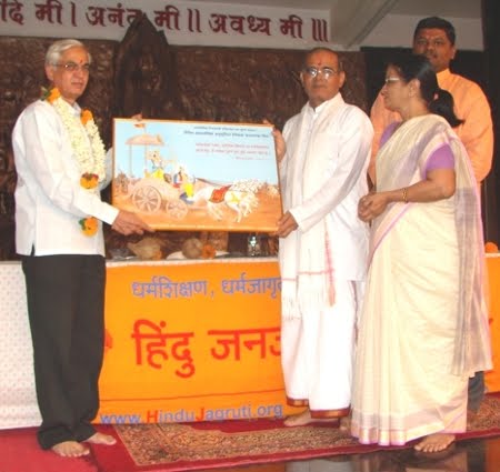 Mr. Pathak (Left) was felicitated by Pujya Sunil Chincholkar for his great work for Hindutva