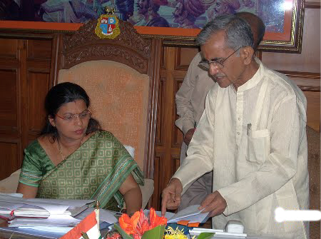 Mr. Shivaji Vatkar of HJS (right) with Mrs. Jadhav, Mayor of Mumbai