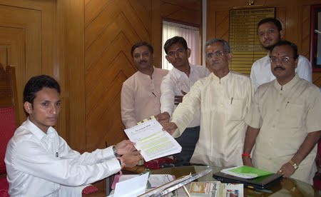 HJS delegation members submitting memorandum to Mayor of Navi Mumbai