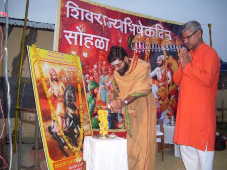 Inauguraton of the program by Yogesh Maharaj by lighting a Samai (an oil lamp)