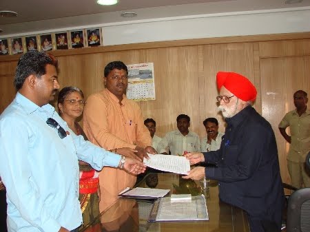 HJS members and devout Hindus submitting memorandum to Mayor of Pune
