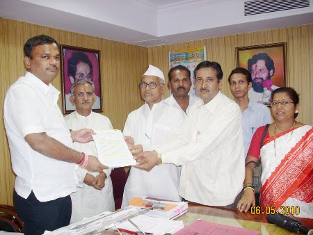 HJS members and devout Hindus submitting memorandum to the Mayor of Thane