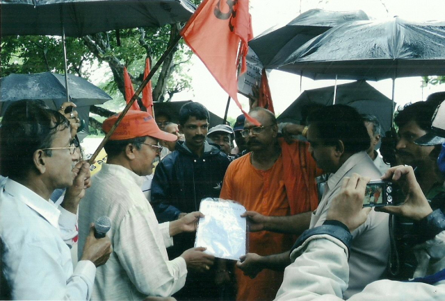 Devout Hindus submitting memorandum against Karnataka Temple Takeover Act