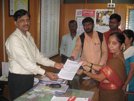 HJS delegation submitting memorandum to Officers