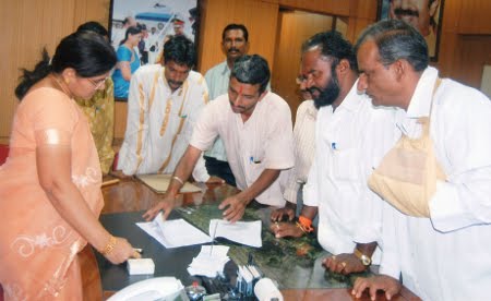 Devout Hindus submitting memorandum to The Mayor of Sambhajinagar