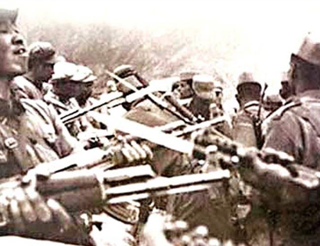 File picture of Chinese and Indian soldiers facing off at the border, just before the 1962 war.