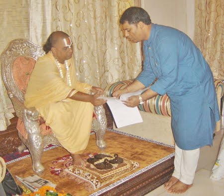 Mr. Ramesh Shinde, HJS seeking blessings of Jagatguru Narendracharyaji Maharaj