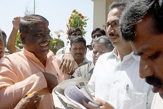 Mr. Manohar Jadhav giving information about the Samiti to Mr. Udhhav Thackeray