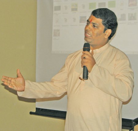 Mr. Ramesh Shinde, HJS addressing to Builders and Contractors in the program